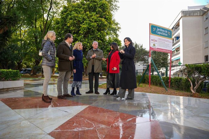 El alcalde de Sevilla, José Luis Sanz, visita el Jardín de Capuchinos.