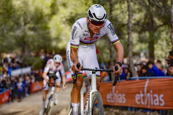 Archivo - El ciclista neerlandés Mathieu Van der Poel fue el ganador de la Copa del Mundo de Ciclocross UCI - Benidorm Costa Blanca 2023 en categoría Elite masculina.