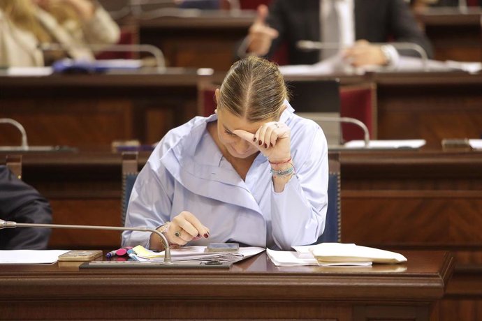 Archivo - La presidenta del Govern balear, Marga Prohens, mira el móvil durante la segunda jornada del Debate de Política General, en el Parlament balear, a 8 de octubre de 2025, en Palma de Mallorca, Mallorca, Baleares (España).