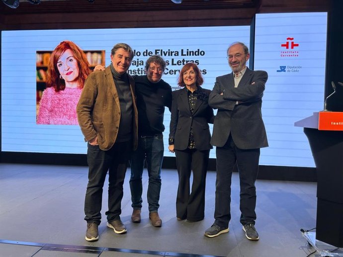 Luis García Montero, director del Instituto Cervantes, junto a Elvira Lindo, el responsable del Servicio de Producciones Audiovisuales de Diputación, Fernando Santiago, y el guionista del documental, Pedro Ingelmo, en la proyección en Madrid