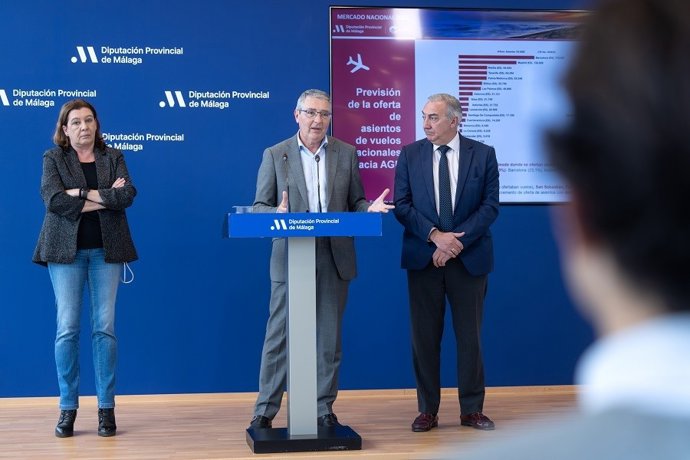 El presidente de la Diputación de Málaga y de Turismo Costa del Sol, Francisco Salado, interviene junto a la diputada provincial y consejera delegada de Turismo Costa del Sol, Esperanza González, y el director general de la entidad, Antonio Díaz.