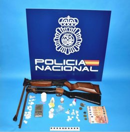 Sustancias, dinero y objetos intervenidos al detenido en Aranda de Duero (Burgos).