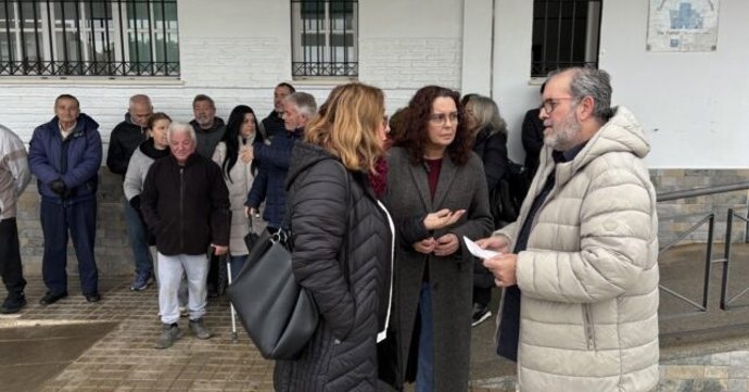 La parlamentaria andaluza del PSOE por Huelva, Susana Rivas, y el portavoz del PSOE de San Bartolomé de la Torre, Jesús Fernando Peña.