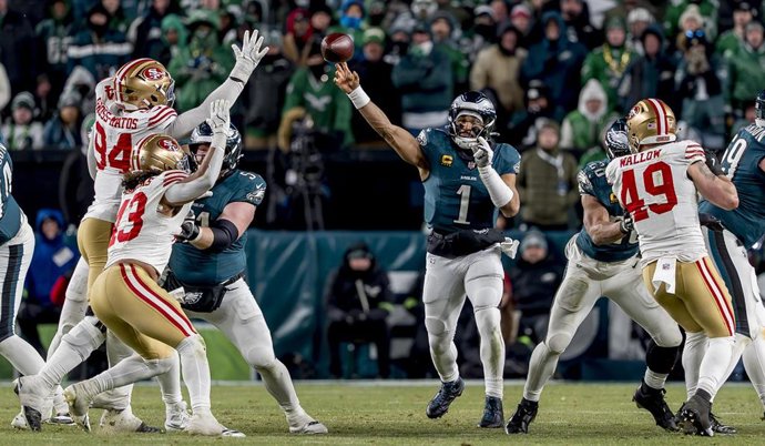 Jalen Hurts (Eagles) intenta un pase durante el partido ante los 49ers de la Ronda de Comodines de la NLF 2025