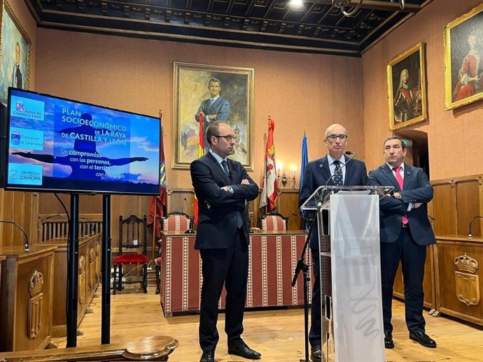 De izquierda a derecha, el alcalde de Ciudad Rodrigo, el presidente de la Diputación y el delegado de la Junta.