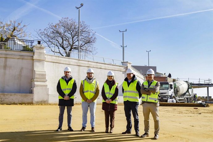 La alcaldesa de Alcalá de Guadaíra (Sevilla), Ana Isabel Jiménez, el delegado de Cultura, Patrimonio y Turismo, Christopher Rivas, el delegado de Urbanismo y Planificación Estratégica, Jesús Mora y el delegado de Hábitat Urbano, David Delgado