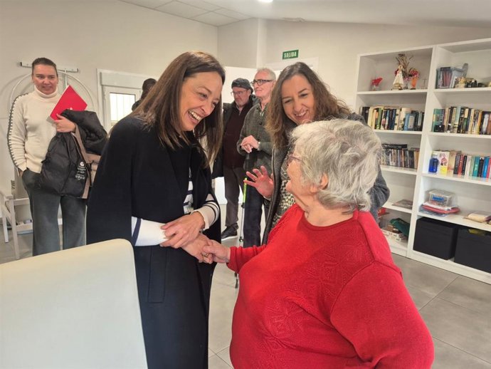 La consejera Carmen Susín, con una de la usuarias de 'El Pisico'.