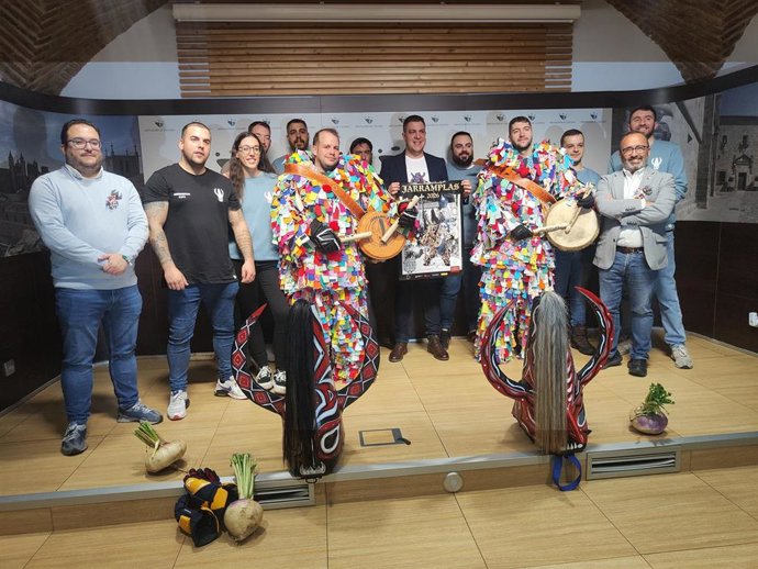 El presidente de la Diputación de Cáceres, Miguel Ángel Morales; el alcalde de Piornal, Javier Prieto, y los Jararmplas en la presentación de esta fiesta