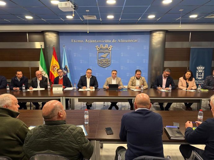 Reunión de Diputación de Granada, Ayuntamiento de Almuñécar, y Mancomunidad de Municipios de la Costa Tropical con regantes