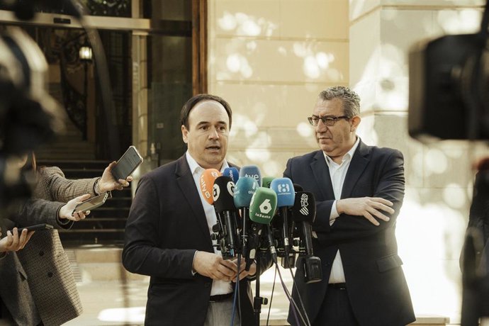 El 'president' de la Generalitat, Juanfran Pérez Llorca (i), atiende a los medios de comunicación junto al presidente de la Diputación de Alicante, Toni Pérez (d), este martes