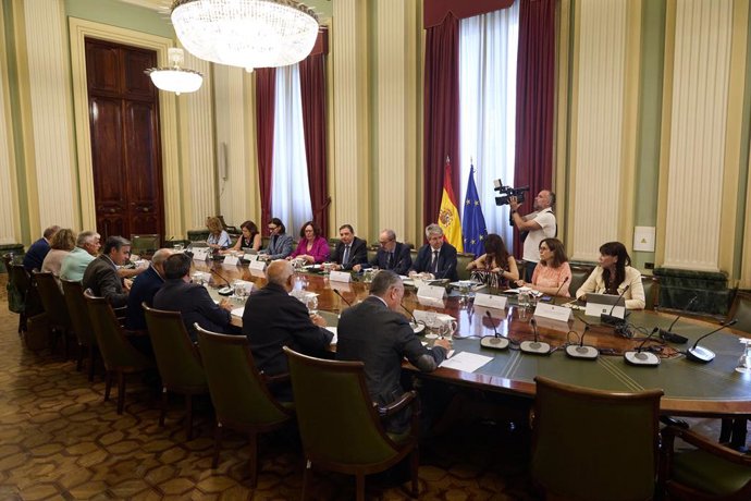 Archivo - Mesa de reunión durante el primer consejo agrario con la representación renovada de las organizaciones profesionales agrarias Asociación agraria de jóvenes agricultores (ASAJA), COAG, Unión de Pequeños Agricultores y ganaderos (UPA) y Unión de U