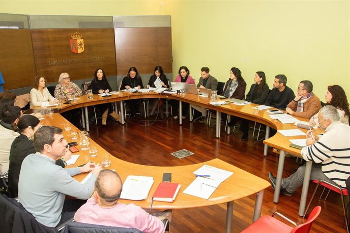 Reunión de la vicepresidenta Primera de la Diputación de Cáceres, Esther Gutiérrez, con los municipios cacereños que tienen Conjuntos Históricos para impulsar ese patrimonio