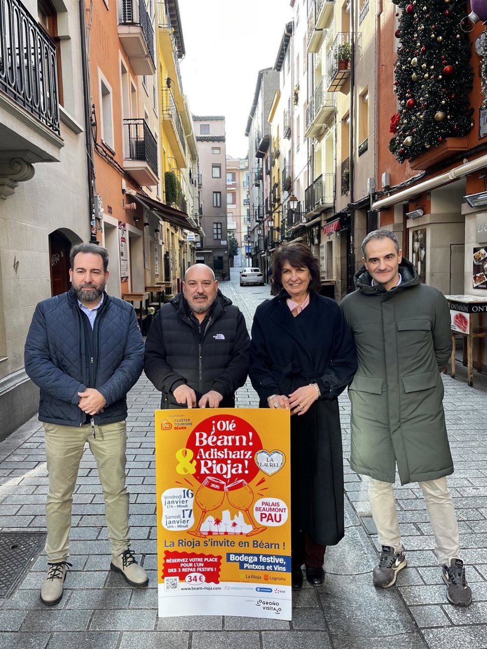 El concejal de Promoción de la Ciudad, Miguel Sainz, junto con los promotores de la iniciativa