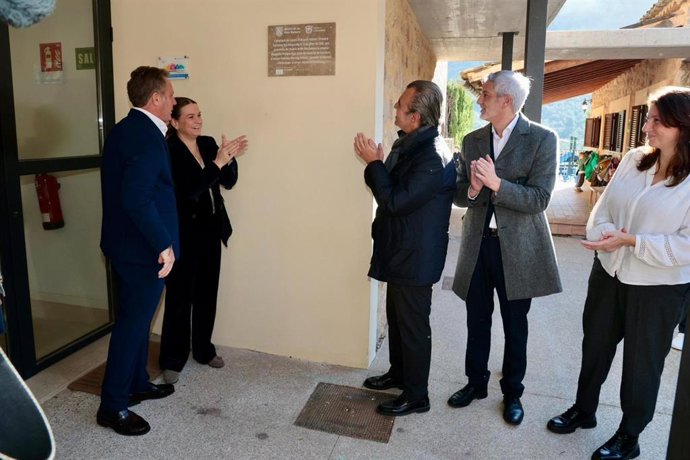 La presidenta del Govern, Marga Prohens, durante su visita a Fornalutx este martes.