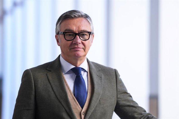 El portavoz del grupo parlamentario Vox en Andalucía, Manuel Gavira, atiende a medios antes de la celebración de la Diputación Permanente en el Parlamento andaluz. A 12 de enero de 2026, en Sevilla (Andalucía, España). La Diputación Permanente del Parlame