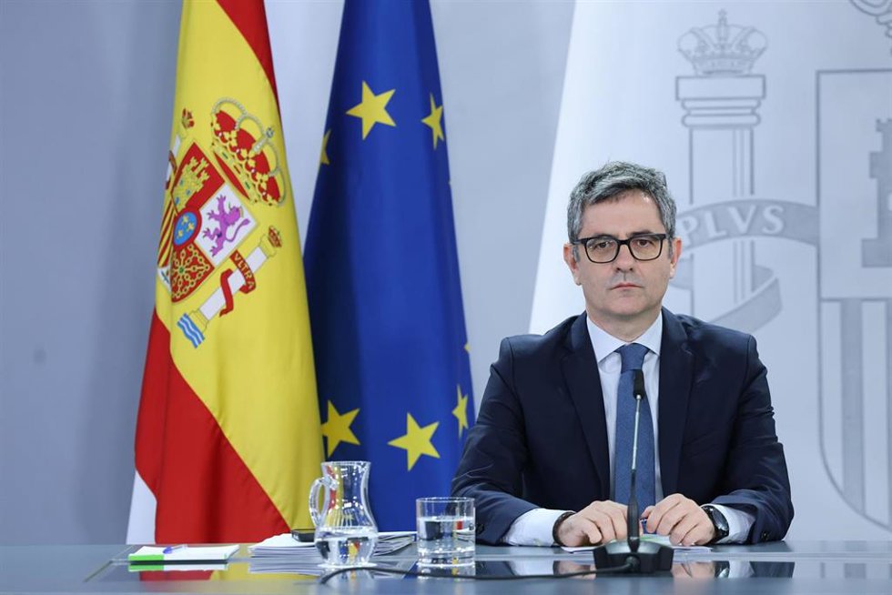 El ministro de la Presidencia, Justicia y Relaciones con las Cortes, Félix Bolaños, durante una rueda de prensa tras el Consejo de Ministros, a 13 de enero de 2026, en Madrid (España). El Consejo de Ministros ha aprobado hoy un anteproyecto de ley para 