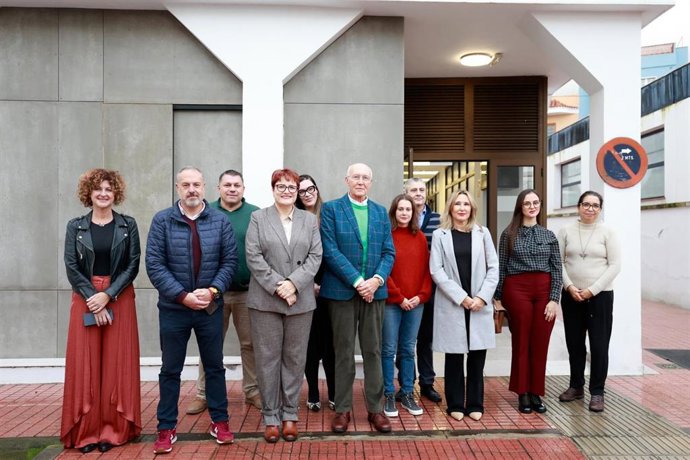 La consejera de Bienestar Social del Gobierno de Canarias, Candelaria Delgado, y el alcalde de Santa Úrsula, Juan Acosta (en el centro), en la presentación del servicio itinerante de discapacidad