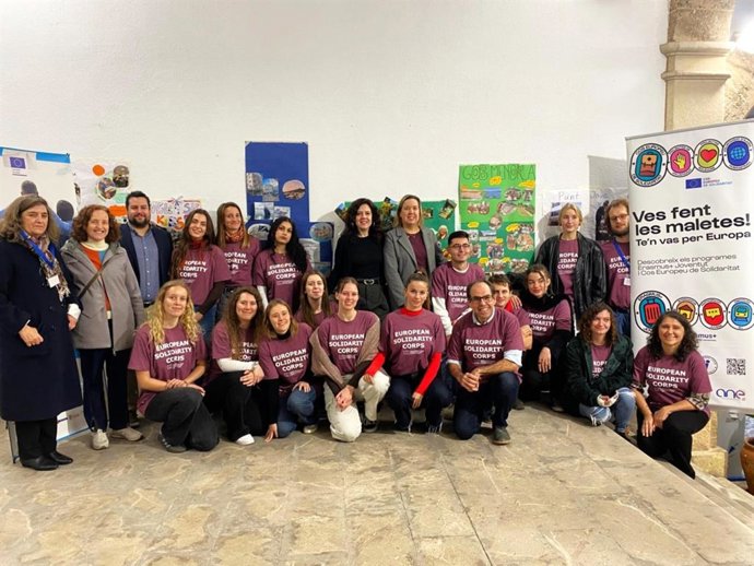 La consellera de Familias, Bienestar Social y Atención a la Dependencia, Sandra Fernández, recibe a los jóvenes voluntarios europeos destinados en Baleares.