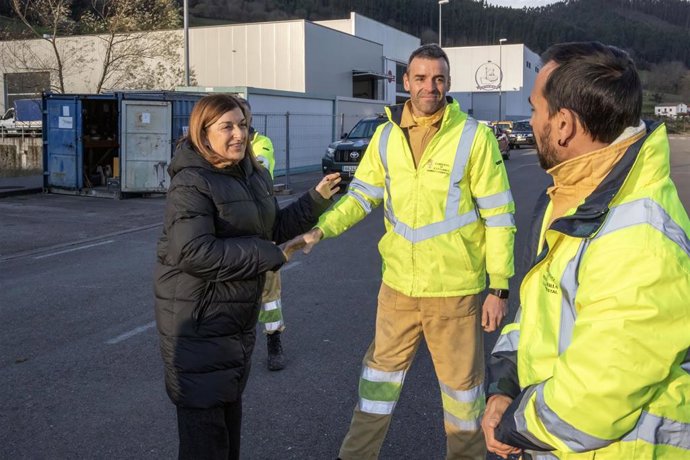 La presidenta de Cantabria, María José Sáenz de Buruaga, con integrantes de las cuadrillas forestales en Ramales de la Victoria
