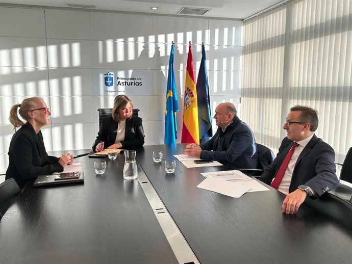 La vicepresidenta del Gobierno de Asturias, Gimena Llamedo, se reúne con el nuevo presidente de OTEA, Fernando Corral.