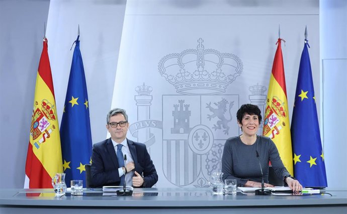 El ministro de la Presidencia, Justicia y Relaciones con las Cortes, Félix Bolaños, y la ministra de Seguridad Social, Inclusión y Migraciones, y Portavoz del Gobierno, Elma Saiz, durante una rueda de prensa tras el Consejo de Ministros, a 13 de enero de 