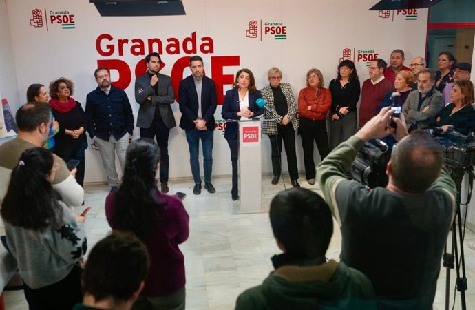 La secretaria general del PSOE en Granada capital, Raquel Ruz, interviene ante los medios en presencia de dirigentes y militantes de la formación