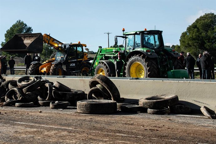 Agricultores y ganaderos cortan la AP-7 con tractores y rollos de paja, a 10 de enero de 2026, en Pontós, Girona, Cataluña (España). El corte es una protesta de los trabajadores del campo tras la noticia de la firma del acuerdo comercial entre la Unión Eu