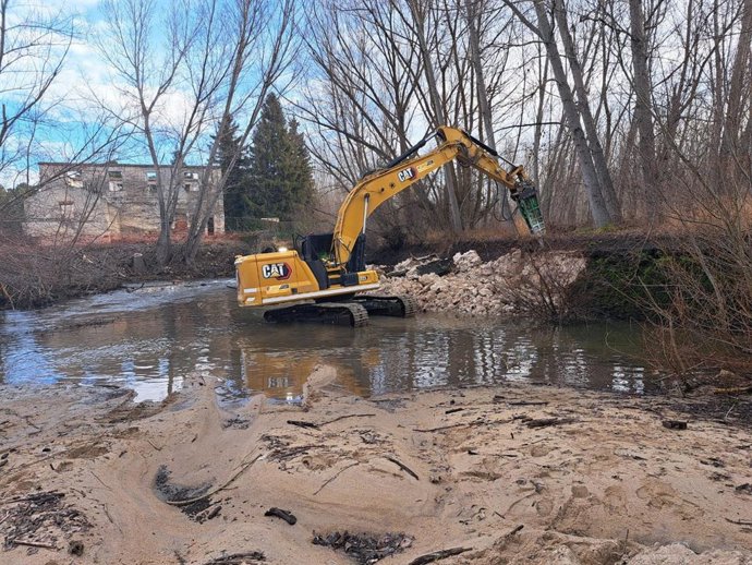 Retirada del azud de la Puente Mesa, en la provincia de Segovia.
