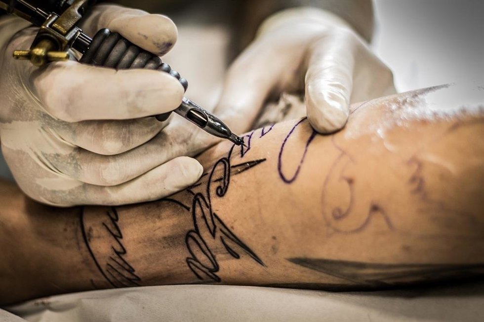 Archivo - Tatuador