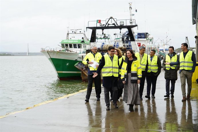 La consejera de Fomento, Articulación del Territorio y Vivienda, Rocío Díaz, en su visita al puerto pesquero de Ayamonte y la lonja.