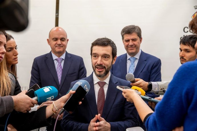 Archivo - El ministro de Derechos Sociales, Consumo y Agenda 2030, Pablo Bustinduy, en una rueda de prensa en Ibiza