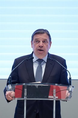 Archivo - El ministro de Agricultura, Pesca y Alimentación, Luis Planas, durante una rueda de prensa tras el primer consejo agrario con la representación renovada de las organizaciones profesionales agrarias Asociación agraria de jóvenes agricultores (ASA