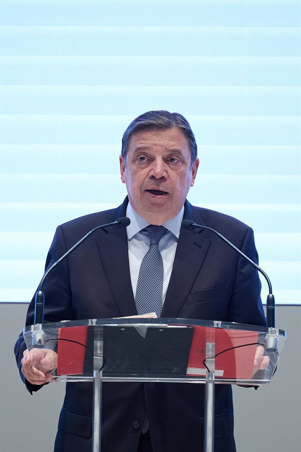 Archivo - El ministro de Agricultura, Pesca y Alimentación, Luis Planas, durante una rueda de prensa tras el primer consejo agrario con la representación renovada de las organizaciones profesionales agrarias Asociación agraria de jóvenes agricultores (A