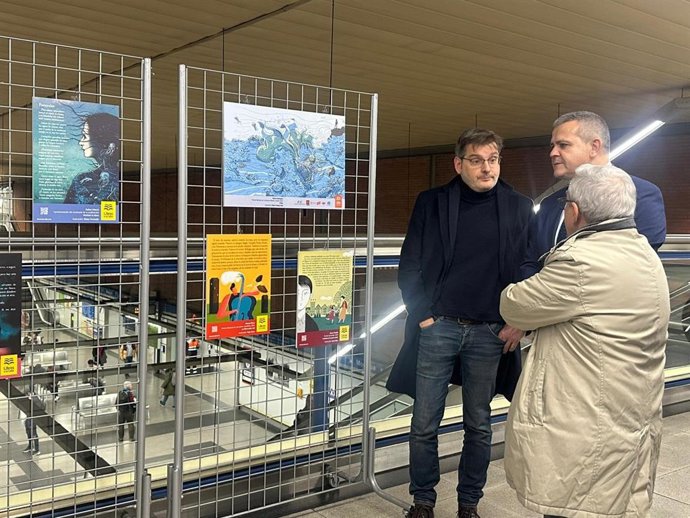 El consejero Jorge Rodrigo (c) durante  la presentación de la 29ª edición de Libros a la calle, iniciativa organizada por la Asociación de Editores de Madrid en colaboración con Metro de Madrid y el Consorcio Regional de Transportes.