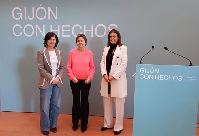 La alcaldesa de Gijón, Carmen Moriyón, en el centro, junto a las concejalas de Cultura y de Hacienda, Montserrat López Moro y María Mitre, 'El Palacio. Residencias Artísticas y Acción Cultural'.