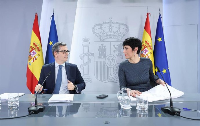 El ministro de la Presidencia, Justicia y Relaciones con las Cortes, Félix Bolaños, y la ministra de Seguridad Social, Inclusión y Migraciones, y Portavoz del Gobierno, Elma Saiz, en una rueda de prensa tras el Consejo de Ministros.