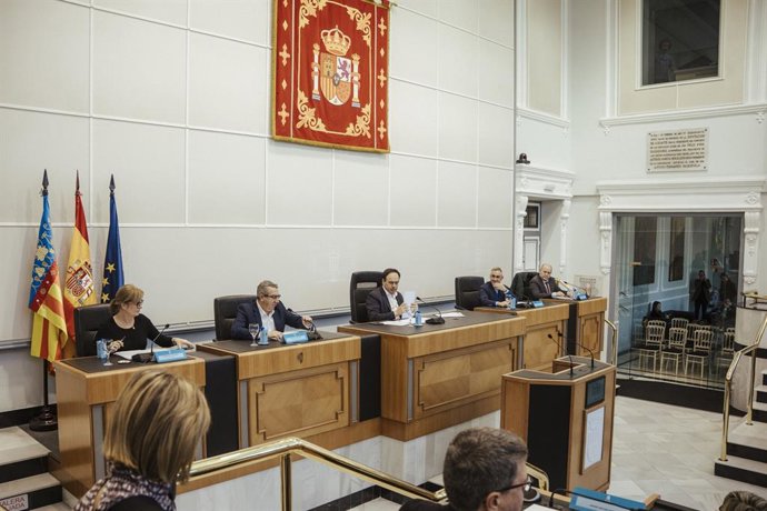 El 'president' de la Generalitat, Juanfran Pérez Llorca (c), en la Comisión Técnica Provincial del Agua en la Diputación de Alicante