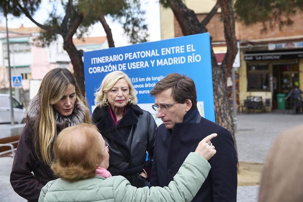 El alcalde de Madrid, José Luis Martínez-Almeida (d); la concejala de Usera, Sonia Cea (i), y la delegada de Obras y Equipamientos, Paloma García Romero (c), conversan con una vecina durante la visita al nuevo recorrido peatonal que conecta con Madrid R