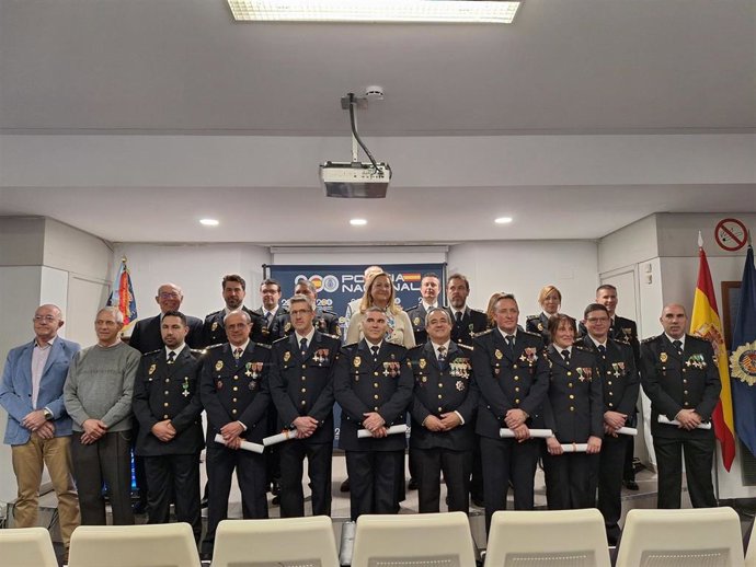 La subdelegada del Gobierno en Segovia, Marian Rueda (centro), con los policias distinguidos por años de servicio o jubilación.