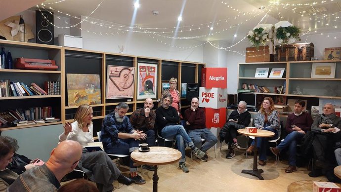 La candidata del PSOE a la Presidencia de Aragón, Pilar Alegría, se reúne con representantes del sector de la cultura.