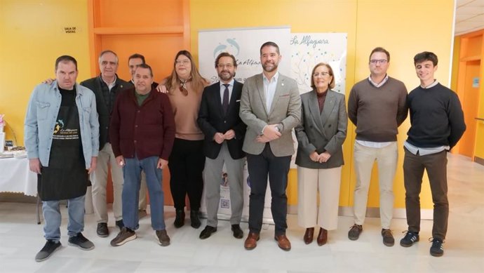 El delegado del Gobierno andaluz, Antonio Granados, en el centro en la imagen junto al alcalde de Loja, Joaquín Ordóñez, y la delegada de Inclusión Social de la Junta, Matilde Orti (3d), en el Centro de Atención a la Diversidad La Alfaguara