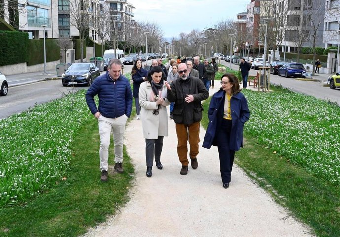 La alcaldesa de Santander, Gema Igual, visita las obras, ya finalizadas, de renaturalización de la Avenida Doctor Diego Madrazo