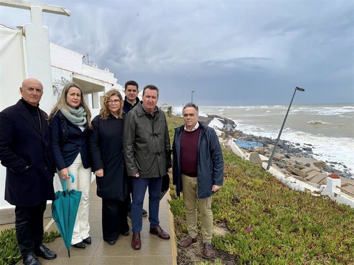 Miembros del PP de Huelva en su visita a la zona afectada en Matalascañas por la pasada borrasca.