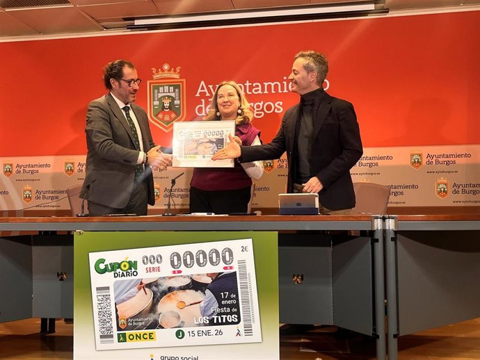 El delegado de la ONCE en Castilla y León, Ismael Pérez, la alcaldesa, Cristina Ayala, y el concejal de Fiestas, César Barriada.