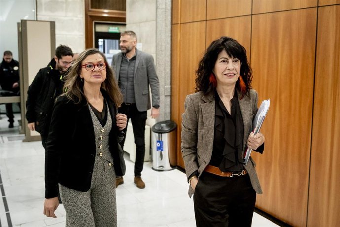 La ministra de Igualdad, Ana Redondo (d), junto con la delegada del Gobierno contra la Violencia de Género, Carmen Martínez Perza (i)