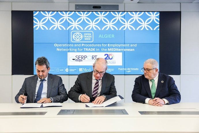 Imagen de la firma del proyecto este martes entre el Puerto de Barcelona, la Escola Europea Intermodal Transport y la empresa Serport