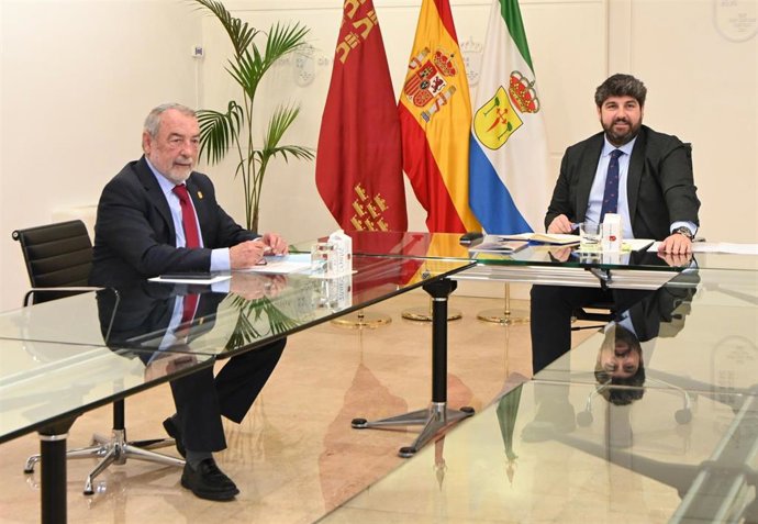El presidente de la Comunidad, Fernando López Miras, y el alcalde de Ricote, Rafael Guillamón, durante una reunión en el Palacio de San Esteban