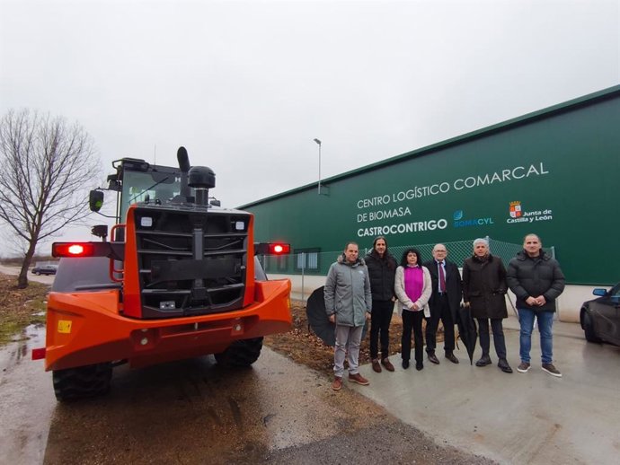 El director general de Infraestructuras y Sostenibilidad Ambiental, Jose Manuel Jiménez (centro derecha), inaugura el Centro Logístico de Biomasa de Castrocontrigo (León).