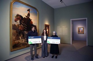 La directora de División de Actividades, Comunicación e Imagen de la Fundación Unicaja, Cristina Rico, ha entregado el donativo de cerca de 70.000 euros a José Miguel Santos (Cáritas Málaga) y Sor Isabel Guerrero (Hermanitas de los Pobres).