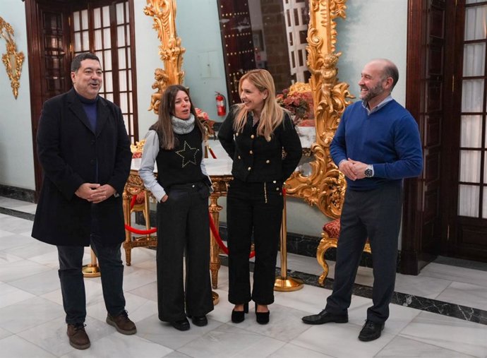 La presidenta de la Diputación de Cádiz, Almudena Martínez del Junco, junto a Javier Benítez y Ana Huguet, representantes de la Asociación de la Prensa de Cádiz, y a Juancho Ortiz, vicepresidente primero de la Diputación.